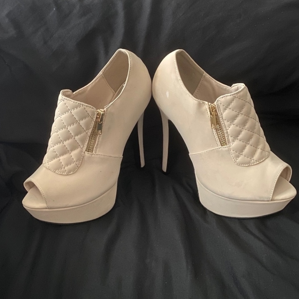 Beautiful Cream Booties - Picture 4 of 6